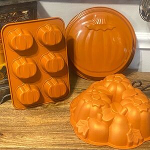 3 piece Fall Pumpkin Bakeware Set. Ships same day